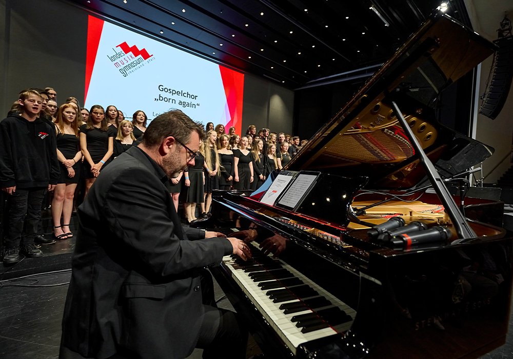 Der Oberstufenchor des Landesmusikgymnasiums Art of the Voice und Kammerphilharmonie "Musica-Viva"
