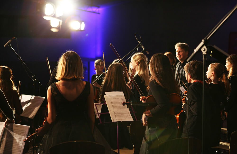 Streichervororchester des Landesmusiklgymnasiums RLP „Sägewerk“ beim Weihnachtskonzerten in Stadthalle Montabaur